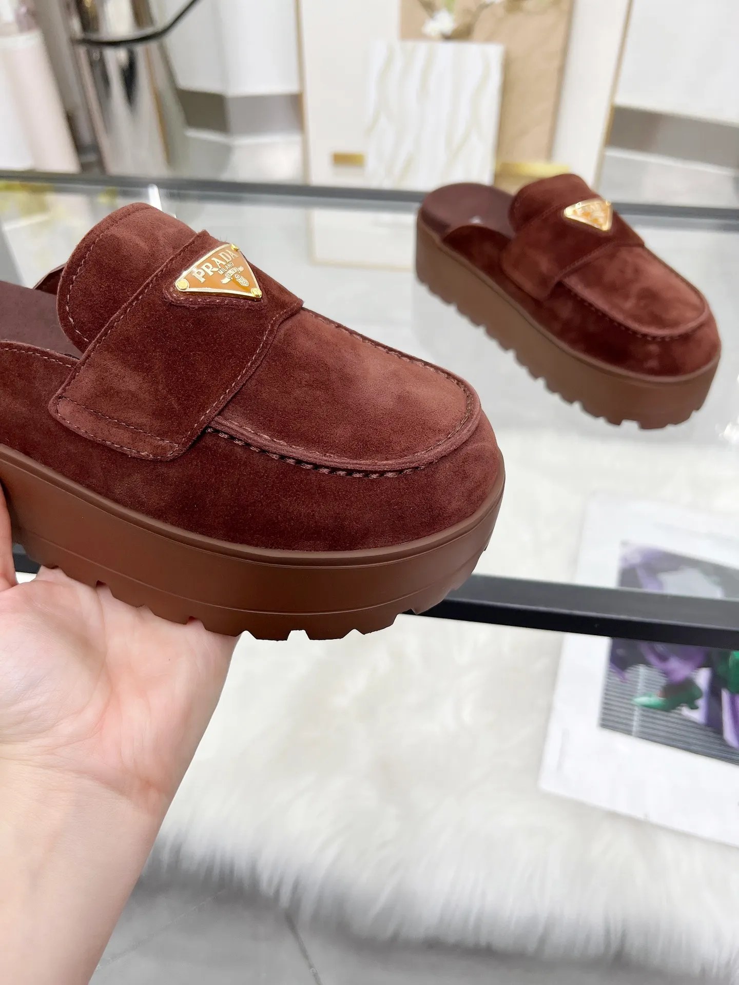 👟👟Ex-factory price 500👟👟 🌸Prada 2025 spring and summer new slippers 💫Velcro sandals The latest catwalk model, classic upgrades, comfort and fashionability coexist. Every color combination looks good, and the design matches different style needs ✅Upper: original customized cowhide ✅Inner lining: original customized sheepskin lining, cowhide feet ✅Outsole: original molded anti-slip outsole ✅Number of codes: 35-40 (41 customized, non-refundable and non-exchangeable)